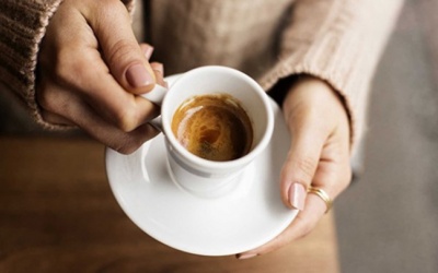 Có nên uống cà phê ngay khi thức dậy? 