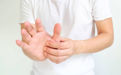 Ngón tay cái bị giật: Nguyên nhân do đâu?