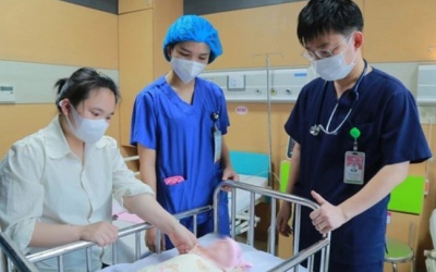 Y tế tuần: 93 ngày hồi sinh bé gái sinh non chỉ nặng 550gr