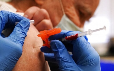 Người lớn tuổi nên tiêm liều tăng cường COVID-19 vào mùa Xuân