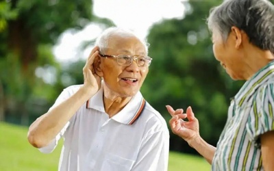 Lãng tai, nghe kém ở người cao tuổi: Khắc phục bằng cách nào?