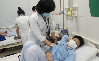 Số ca ngộ độc cơm gà ở Nha Trang tiếp tục tăng, phát hiện khuẩn Salmonella