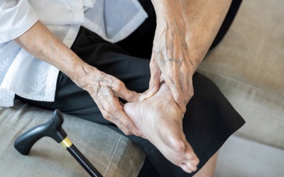 Tuổi tác ảnh hưởng tới đôi bàn chân ra sao?