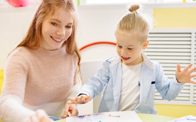 8 lợi ích của các trò chơi vận dụng đa giác quan với trẻ tự kỷ