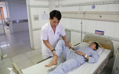 Cứu đôi chân bị liệt do u tủy cho chàng trai 19 tuổi