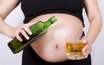 Mẹ bầu uống rượu ảnh hưởng đến sự phát triển của thai nhi