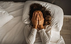 Ngủ không quá 5 giờ mỗi đêm khiến da chảy xệ và nhiều nếp nhăn gấp đôi