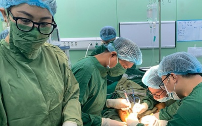 Giữ bàn chân cho bệnh nhân tuổi cao bị tắc động mạch đùi