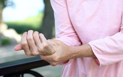 Làm thế nào để kiểm soát bệnh viêm đa khớp hiệu quả tại nhà?