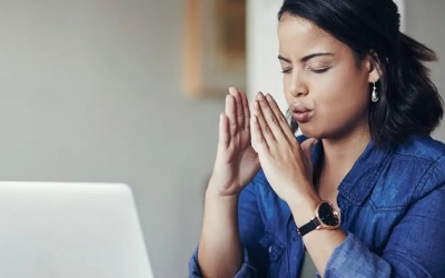 Bài tập thở chúm môi giúp làm dịu căng thẳng