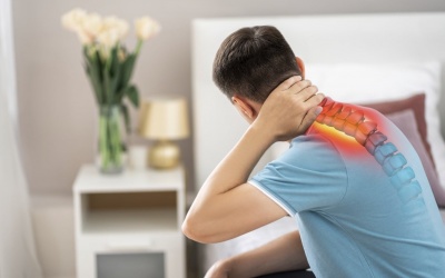 Chườm nóng hay lạnh để giảm đau mỏi cổ?