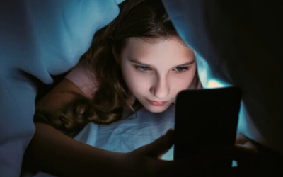 Ánh sáng xanh từ các thiết bị điện tử có thể ảnh hưởng đến giấc ngủ 