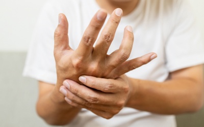 Người bệnh run vô căn nên kiêng gì?