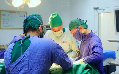 Y tế tuần: Phẫu thuật cứu sống bệnh nhân mắc cùng lúc 2 loại ung thư
