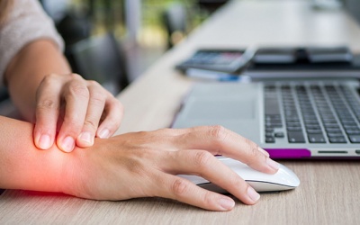 Phòng ngừa đau cổ tay khi gõ bàn phím