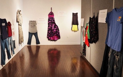 “Cách ăn mặc không phải là cái cớ để bào chữa cho hành vi xâm hại tình dục”