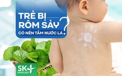 Podcast: Trẻ bị rôm sảy có nên tắm nước lá?