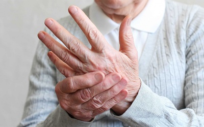 Tuổi tác cao dẫn đến run tay là tình trạng gì?