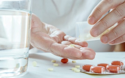 Người bệnh mỡ máu cao cần lưu ý gì khi dùng thuốc?