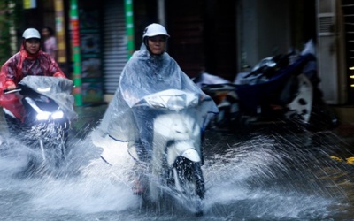 Bắc Bộ tiếp diễn mưa lớn, Nam Bộ nắng nóng