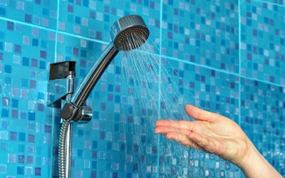 Tắm muộn vào mùa Hè, nên hay không?