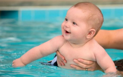 Lý do cha mẹ không nên đưa trẻ đi bơi trước 6 tháng tuổi