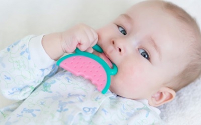 Mẹo giúp trẻ vượt qua cơn đau khi mọc răng