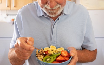 Người bị run tay nên ăn gì để kiểm soát bệnh tốt hơn?