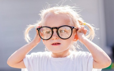 Cha mẹ nên cảnh giác nguy cơ trẻ bị cận thị sau kỳ nghỉ Hè