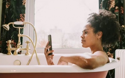 Mối nguy từ thói quen dùng điện thoại trong phòng tắm