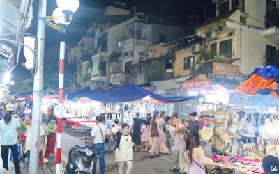 Nhộn nhịp chợ đêm phố cổ Hà Nội