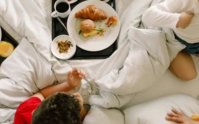 Ăn trên giường: Thói quen xấu có hại cho sức khỏe
