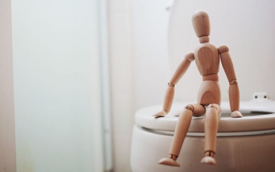 Vì sao không nên ngồi trong nhà vệ sinh quá 15 phút?