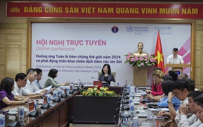 Đưa con đi tiêm chủng là trách nhiệm của cha mẹ