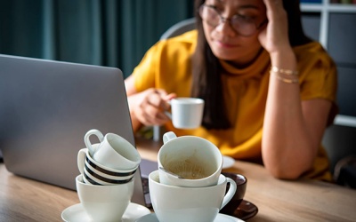 Cách giữ tỉnh táo mà không cần uống cà phê