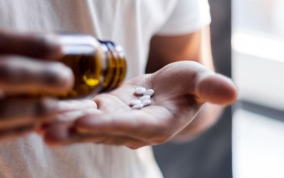 Bị run tay, uống thuốc đỡ nhưng ngừng lại bị run là sao?