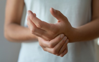 Run tay không rõ nguyên nhân: Dùng TPBVSK Vương Lão Kiện cùng thuốc Tây được không?