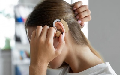 Bị nghe kém dùng máy trợ thính cần lưu ý gì?