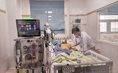 Bệnh viện Bạch Mai nỗ lực cứu sống hai nạn nhân bị lũ quét tại Làng Nủ