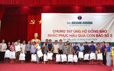 Thứ trưởng Bộ Y tế thăm, động viên người dân vùng lũ Yên Bái