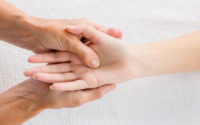 Bấm huyệt trị run tay nên thực hiện thế nào?