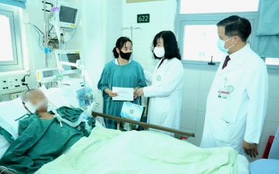 Bệnh viện Bạch Mai: Sức khỏe bé gái Làng Nủ có một số cải thiện