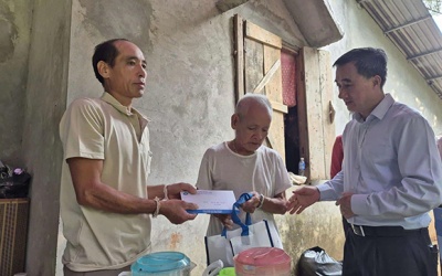 Hơn 1000 người dân vùng lũ Hòa Bình được khám bệnh, phát thuốc miễn phí 