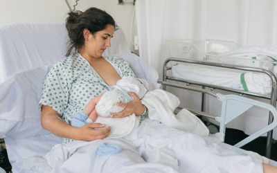 Nghiên cứu mới: Trẻ bú sớm sau sinh ít bị hen suyễn