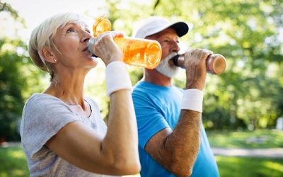 Nguy cơ suy thận vì thói quen uống nước sai cách