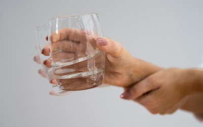 Run tay khi gắp đồ ăn, cầm cốc nước phải làm sao?