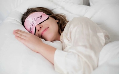 Đeo bịt mắt khi ngủ giúp bạn ngủ ngon hơn
