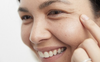 Biện pháp nào giúp làm mờ vết chân chim ở đuôi mắt?