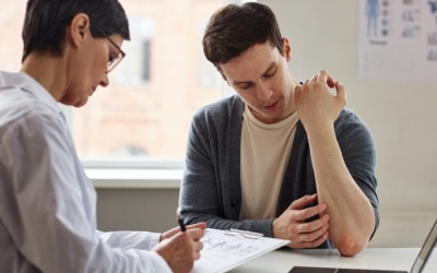 Nguyên nhân khiến bệnh vảy nến dễ tái phát vào mùa khô lạnh?