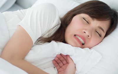 Nghiến răng khi ngủ phải làm sao?